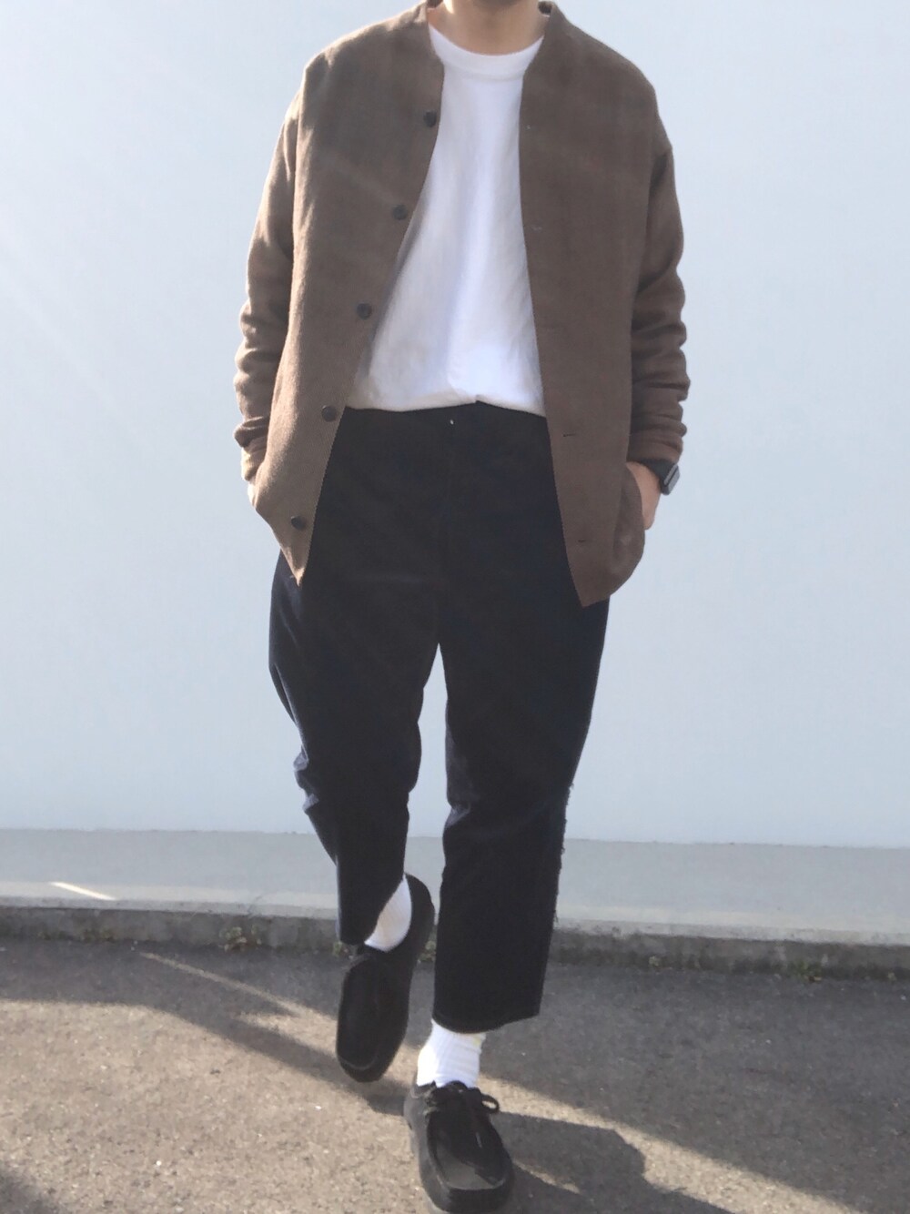 ブラウン系のジャケット/アウター、ホワイト系のTシャツ/カットソー、ブルー系のパンツを着用したメンズの冬コーディネートの1枚目の写真