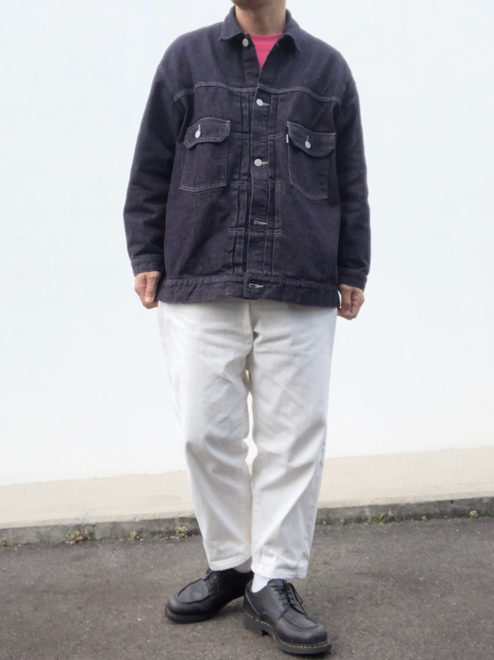 「graphpaper、デニムジャケット、Gジャン、ピンク、bukht、ホワイトパンツ、ホワイトデニム、白パンツ、Paraboot、シャンボード」｜「Graphpaperのアイテム（スウェット、ピンク系）」を使った、hellocoordinateさん（メンズ・170cm）の春コーディネートの1枚目の写真