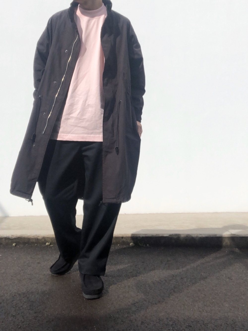 「ACNE、AcneStudios、アクネストゥディオズ、ピンクTシャツ、パステル映える春、パステルカラー、ALLUMER、AURALEE、clarks、ワラビー」｜「ALLUMERのオーバーサイズミリタリーコート（ミリタリージャケット、ブラック系）」を使った、hellocoordinateさん（メンズ・170cm）の春コーディネートの1枚目の写真