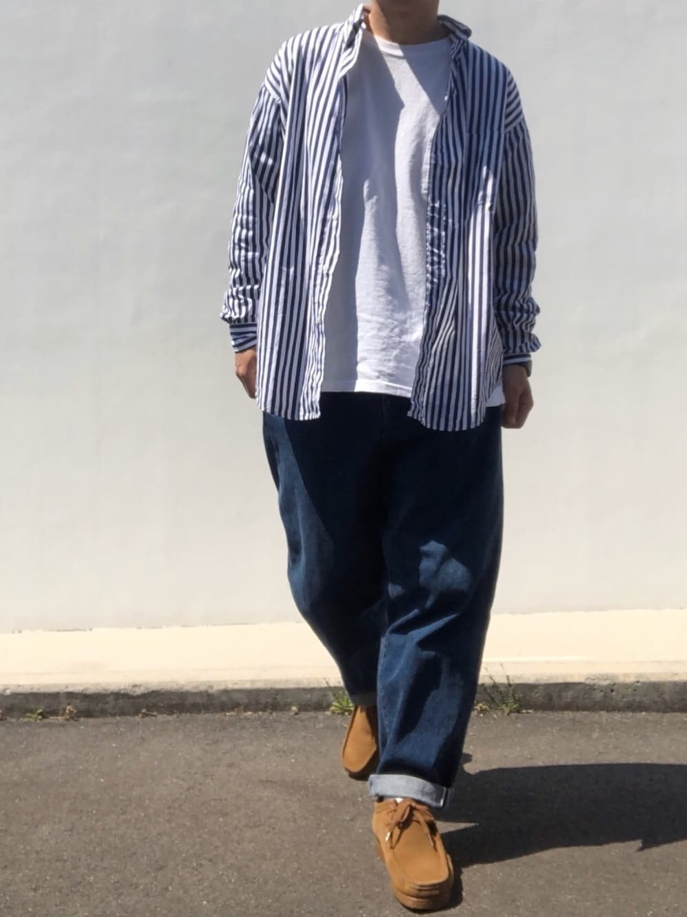 ブルー系のシャツ/ブラウス、ブルー系のシャツ/ブラウス、ホワイト系のTシャツ/カットソーを着用したメンズの春コーディネートの1枚目の写真