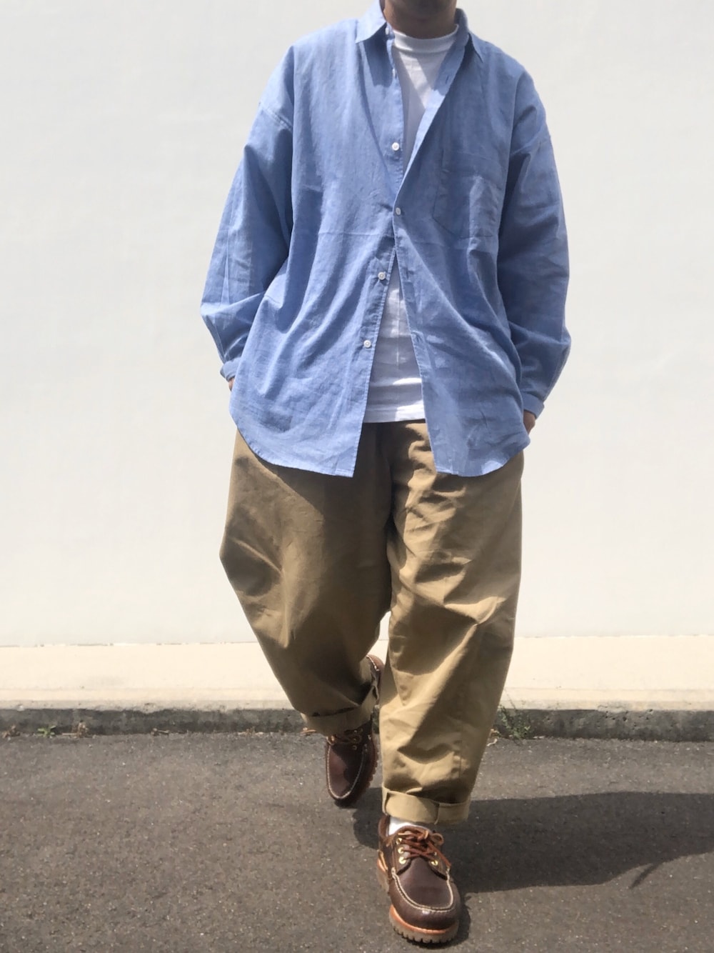 「ressaca、ビッグシャツ、ビックシャツ、オーバーサイズシャツ、オーバーサイズ、wtaps、Timberland、モカシン、ワイドパンツ、ベージュパンツ」｜「WTAPSのアイテム（Tシャツ/カットソー、ホワイト系）」を使った、hellocoordinateさん（メンズ・170cm）の春コーディネートの1枚目の写真