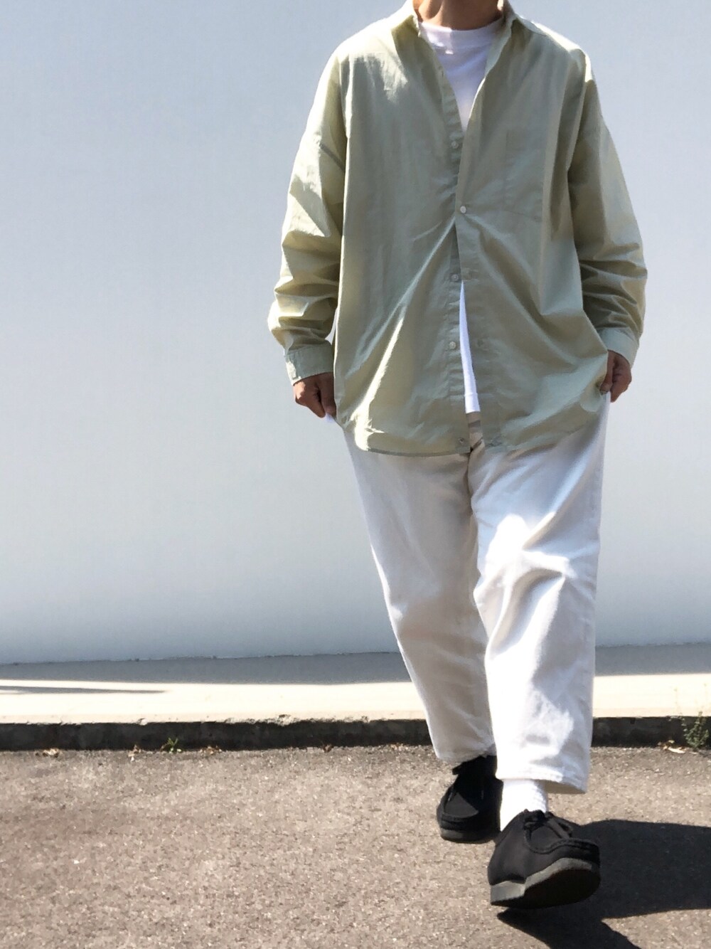 グリーン系のシャツ/ブラウス、ホワイト系のTシャツ/カットソー、ホワイト系のデニムパンツを着用したメンズの春コーディネートの1枚目の写真