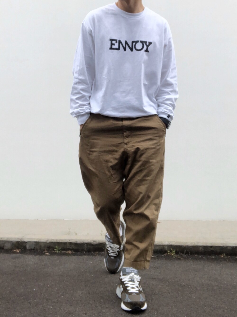 「ennoy、ロンT、ロンTコーデ、タックイン、COMME des GARCONS、ワイドパンツ、カーキ、カーキコーデ、new balance 993、ニューバランス」｜「ennoyのアイテム（Tシャツ/カットソー、ホワイト系）」を使った、hellocoordinateさん（メンズ・170cm）の春コーディネートの1枚目の写真