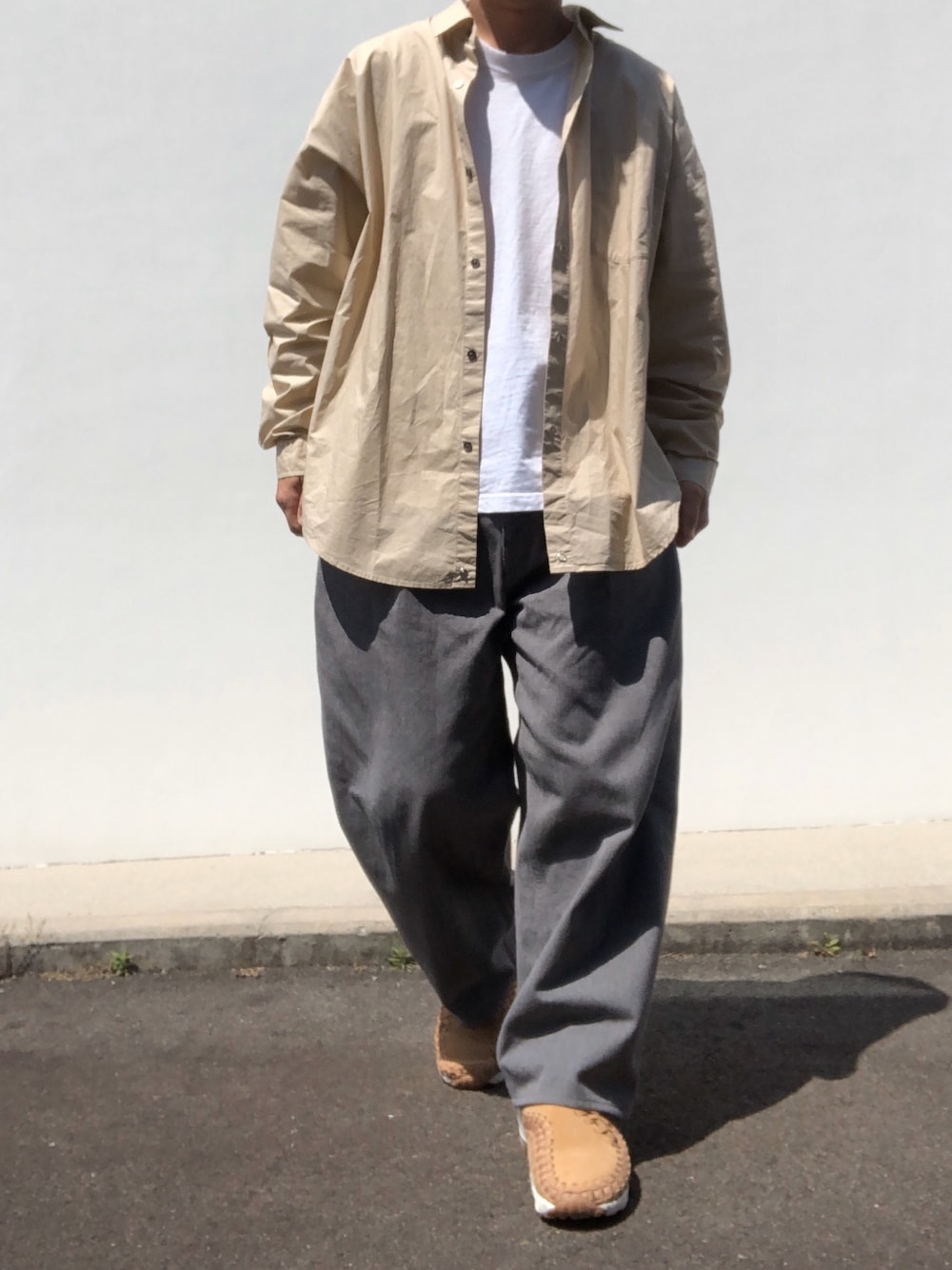 「FREAK’Ｓ STORE、シャツスタイル、ベージュシャツ、wtaps、graphpaper、ワイドパンツ、ワイドデニム、グレーパンツ、NIKE FOOTSCAPE、オーバーサイズ」｜「FREAK'S STOREのビッグシルエット タイプライターシャツ（シャツ/ブラウス、ベージュ系）」を使った、hellocoordinateさん（メンズ・170cm）の春コーディネートの1枚目の写真