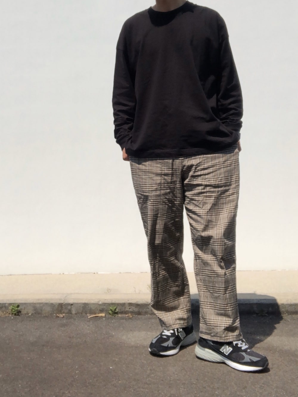 ブラック系のTシャツ/カットソー、ベージュ系のパンツ、ベージュ系のパンツを着用したメンズの春コーディネートの1枚目の写真