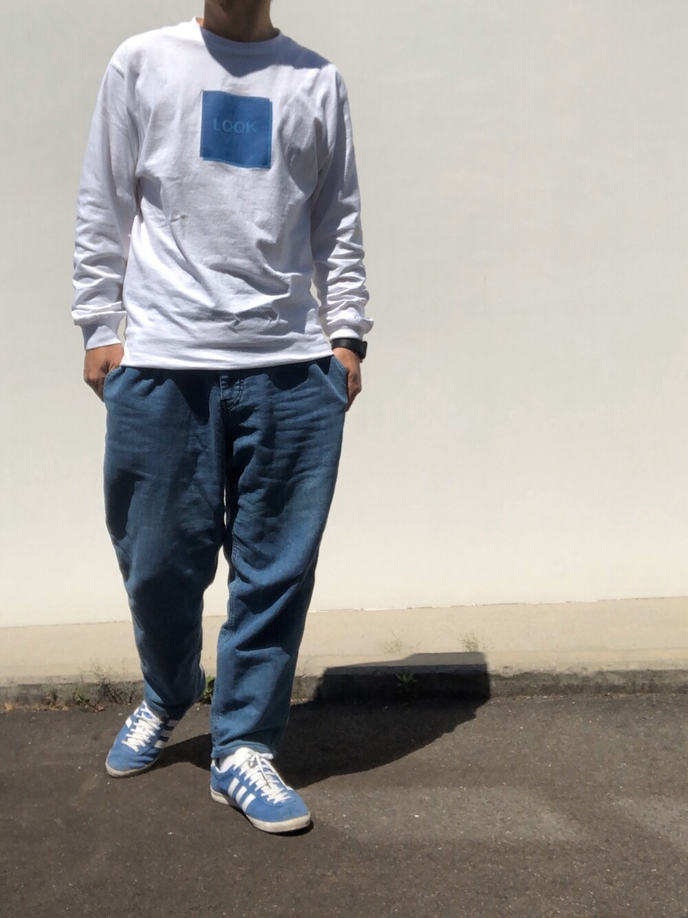 「LQQK STUDIO、graphpaper、ADIDAS GAZELLE、ロンT、デニム、デニムパンツ、ワイドパンツ、ワイドデニム、ロンTコーデ、デニムパンツスタイル」｜「LQQK STUDIOのアイテム（Tシャツ/カットソー、ホワイト系）」を使った、hellocoordinateさん（メンズ・170cm）の春コーディネートの1枚目の写真