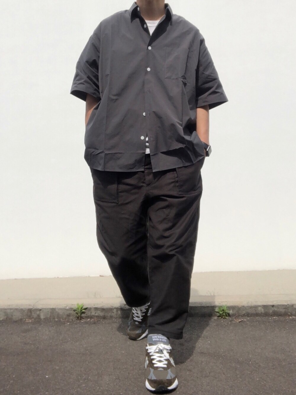 「YARDPLUS、tim.、New Balance、new balance 993、ニューバランス993、MR993MG、ワントーンコーデ、カーキコーデ、グリーンコーデ、春夏コーデ」｜「YARD PLUSのYARD PLUS ナイロン混ハーフスリーブシャツ（シャツ/ブラウス、グリーン系）」を使った、hellocoordinateさん（メンズ・170cm）の春コーディネートの1枚目の写真
