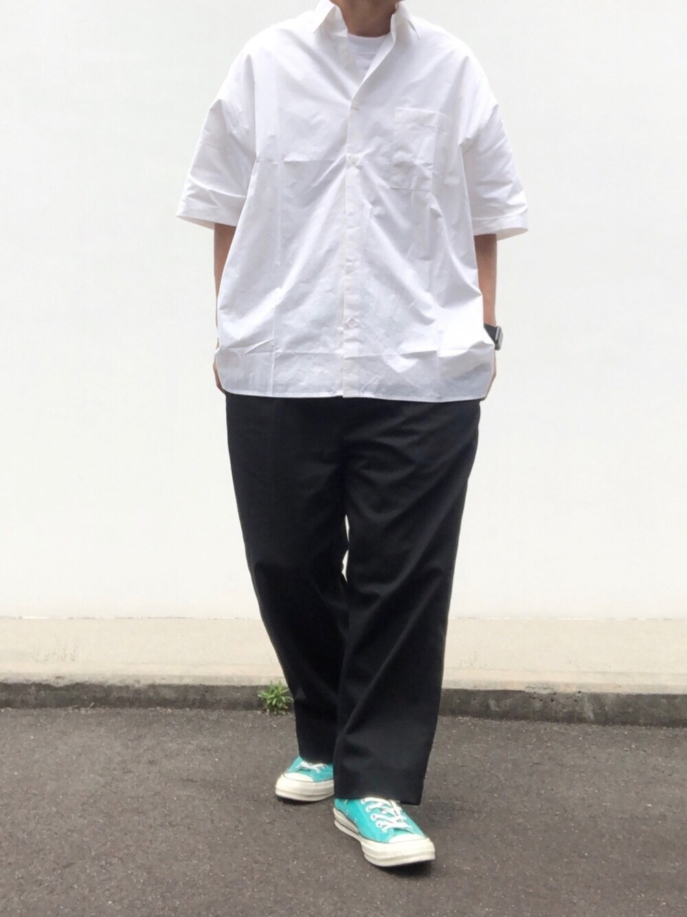 ホワイト系のTシャツ/カットソー、ホワイト系のシャツ/ブラウス、ブラック系のパンツを着用したメンズの春コーディネートの1枚目の写真