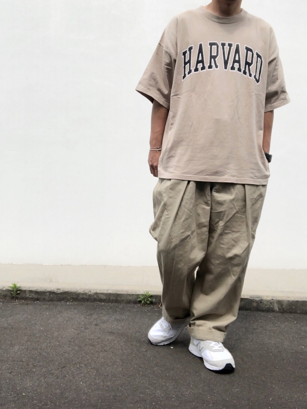 ベージュ系のTシャツ/カットソー、ベージュ系のTシャツ/カットソー、ベージュ系のチノパンツを着用したメンズの春コーディネートの1枚目の写真