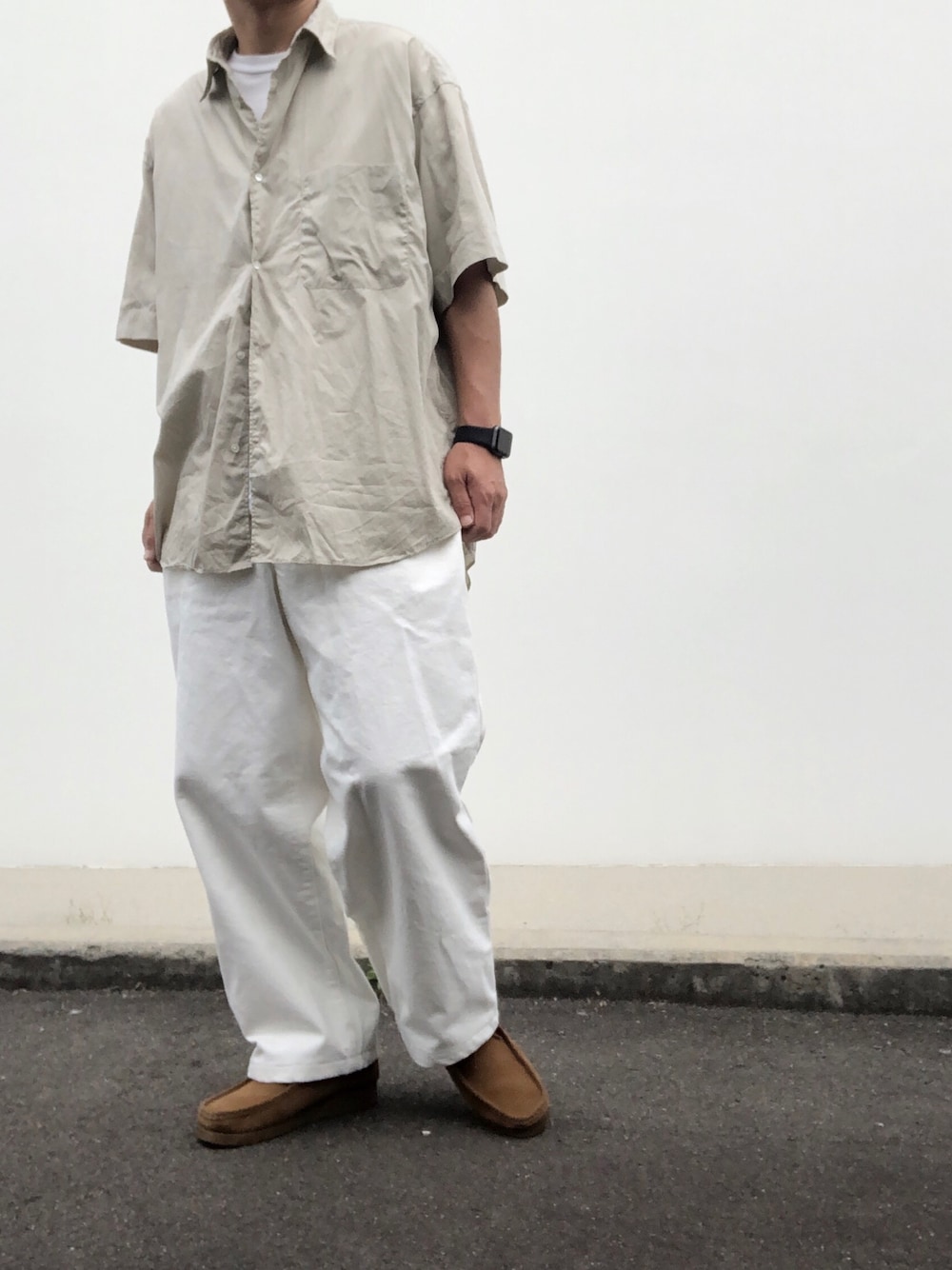ホワイト系のTシャツ/カットソー、ベージュ系のシャツ/ブラウス、ホワイト系のデニムパンツを着用したメンズの春コーディネートの1枚目の写真