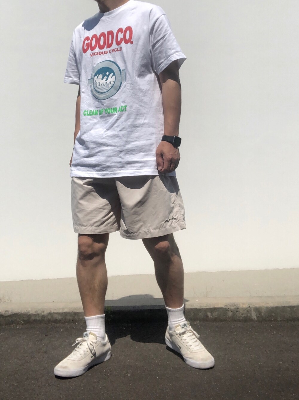 「the good company、have a good time、nike sb 、ハーフパンツ、短パン、水着、水着コーデ、ベージュコーデ、ショーツスタイル、白Tシャツ」｜「The Good Companyのアイテム（Tシャツ/カットソー、ホワイト系）」を使った、hellocoordinateさん（メンズ・170cm）の春コーディネートの1枚目の写真
