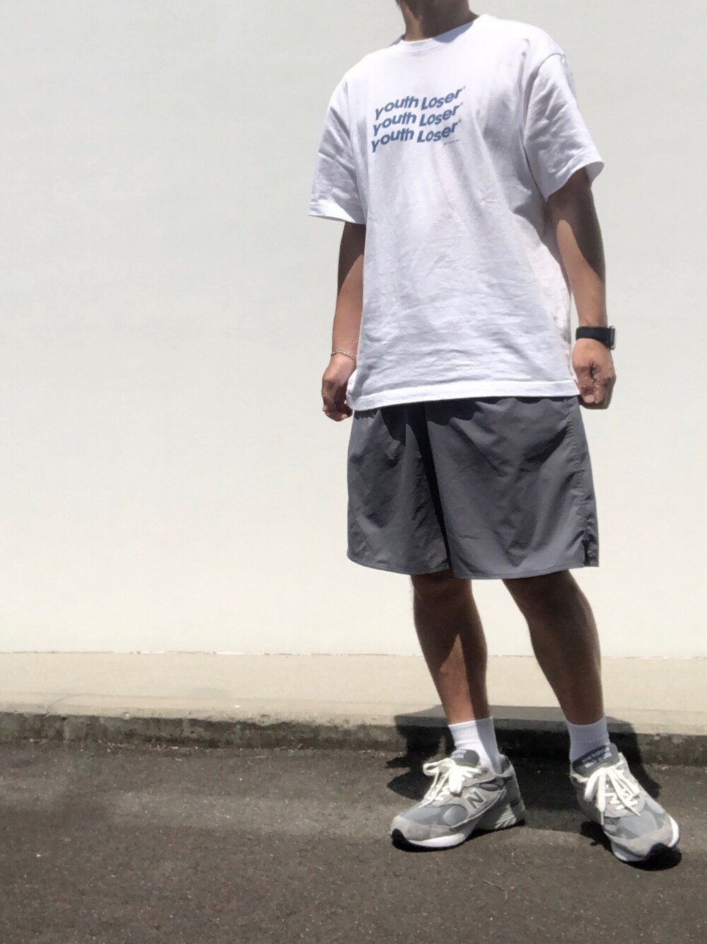 ホワイト系のTシャツ/カットソー、ブルー系のその他パンツ、グレー系のスニーカーを着用したメンズの夏コーディネートの1枚目の写真