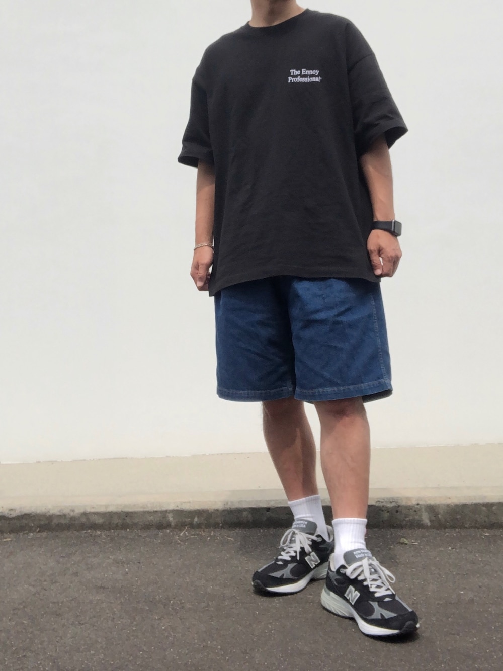 「IS-NESS、ennoy、スタイリスト私物、graphpaper、グラフペーパー、New Balance、new balance 993、ニューバランス993、デニムショートパンツ、ワイドショーツ」｜「ennoyのアイテム（Tシャツ/カットソー、ブラック系）」を使った、hellocoordinateさん（メンズ・170cm）の夏コーディネートの1枚目の写真