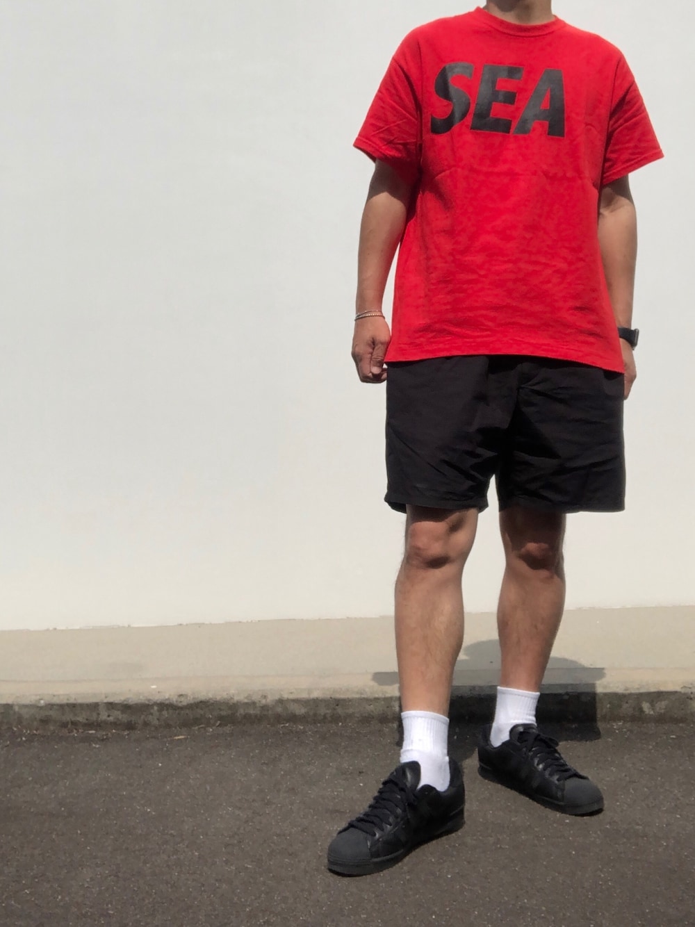 「WINDANDSEA、WIND AND SEA、graphpaper、グラフペーパー、adidas superstar、ハーフパンツ、短パン、goro's、レッドコーデ、赤Tシャツ」｜「WIND AND SEAのアイテム（Tシャツ/カットソー、レッド系）」を使った、hellocoordinateさん（メンズ・170cm）の夏コーディネートの1枚目の写真
