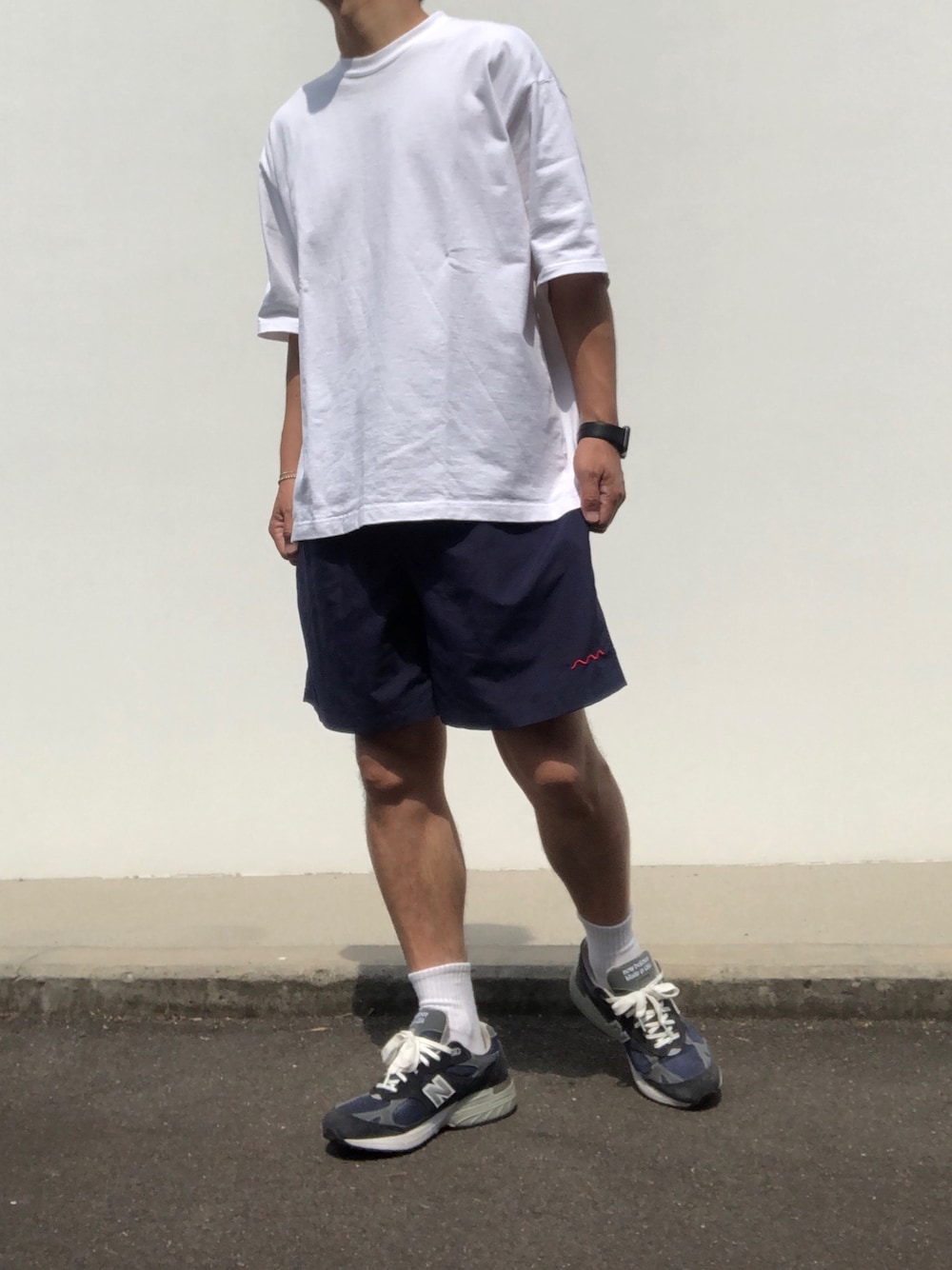 ホワイト系のTシャツ/カットソー、ブルー系のパンツ、ブルー系のスニーカーを着用したメンズの夏コーディネートの1枚目の写真