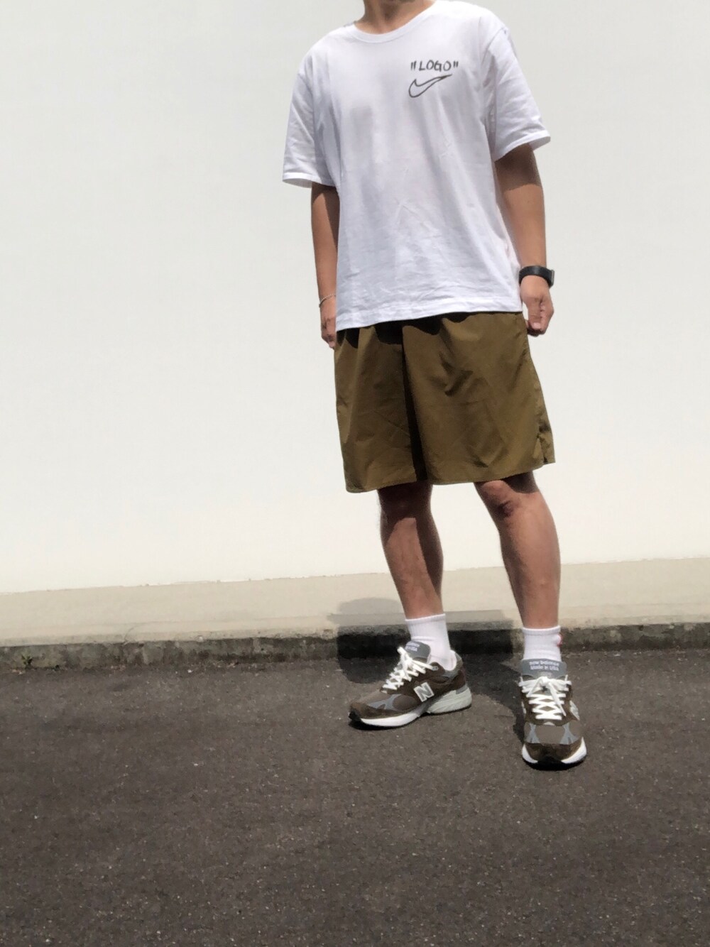 ホワイト系のTシャツ/カットソー、ホワイト系のTシャツ/カットソー、グリーン系のその他パンツを着用したメンズの夏コーディネートの1枚目の写真