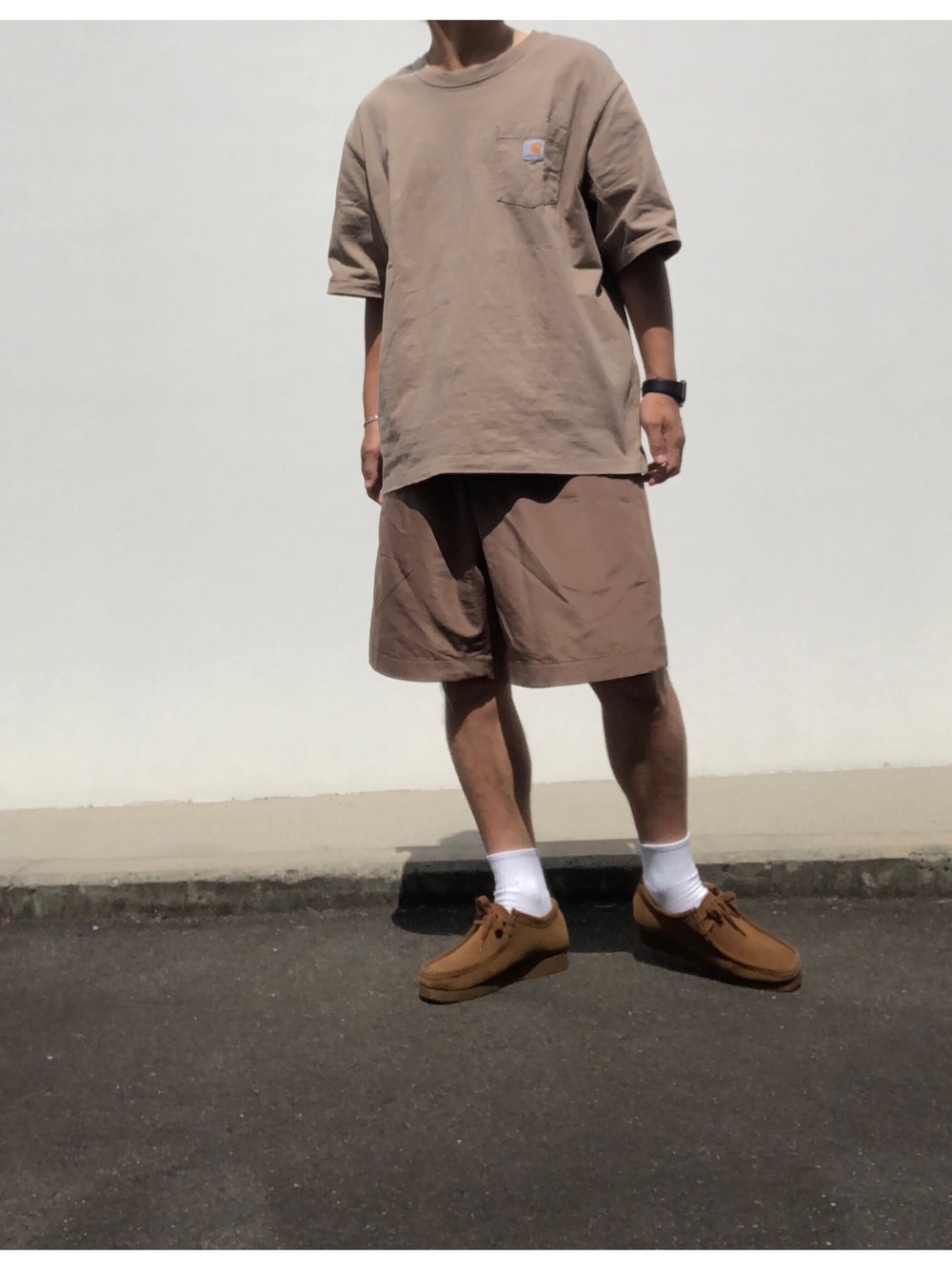「carhartt、カーハート、UNIVERSAL PRODUCTS、clarks、ワラビー、リメイクT、ワントーンコーデ、オールブラウン、ブラウンコーデ、ポケットＴシャツ」｜「Carharttのcarhartt(カーハート) ビッグシルエット ポケット半袖 ロゴ Tシャツ Workwear Pocket 1/2 Sleeve T-Shirts（Tシャツ/カットソー、ベージュ系）」を使った、hellocoordinateさん（メンズ・170cm）の夏コーディネートの1枚目の写真