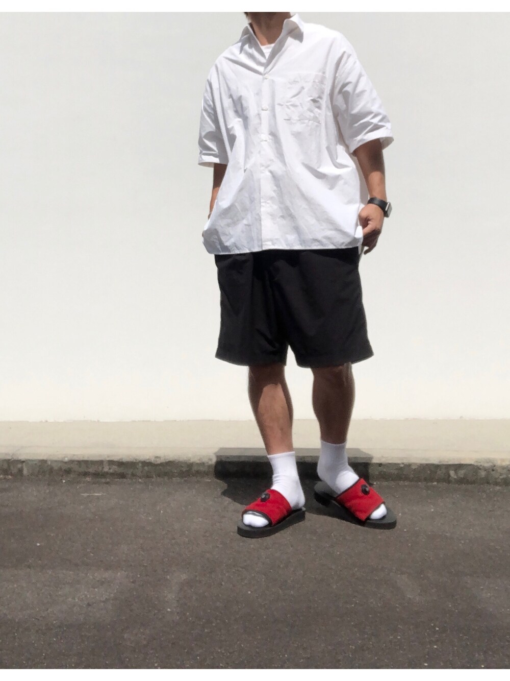 ホワイト系のシャツ/ブラウス、ブラック系のパンツ、レッド系のサンダルを着用したメンズの夏コーディネートの1枚目の写真