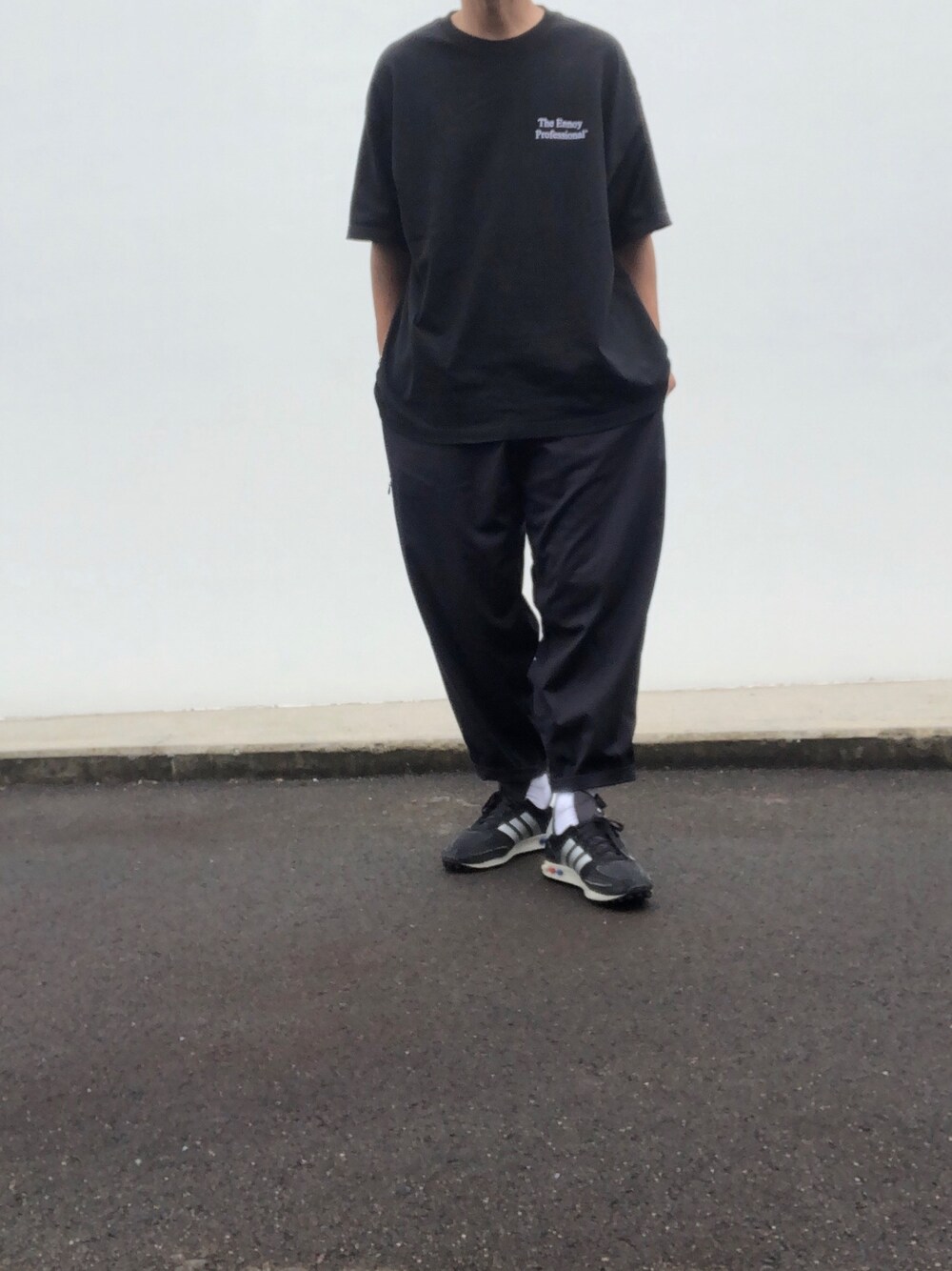 「ennoy、エンノイ、スタイリスト私物、IS-NESS、GRAMICCI、オールブラック、ブラックコーデ、ワントーンコーデ、ビッグシルエット、オーバーサイズ」｜「ennoyのアイテム（Tシャツ/カットソー、ブラック系）」を使った、hellocoordinateさん（メンズ・170cm）の夏コーディネートの1枚目の写真