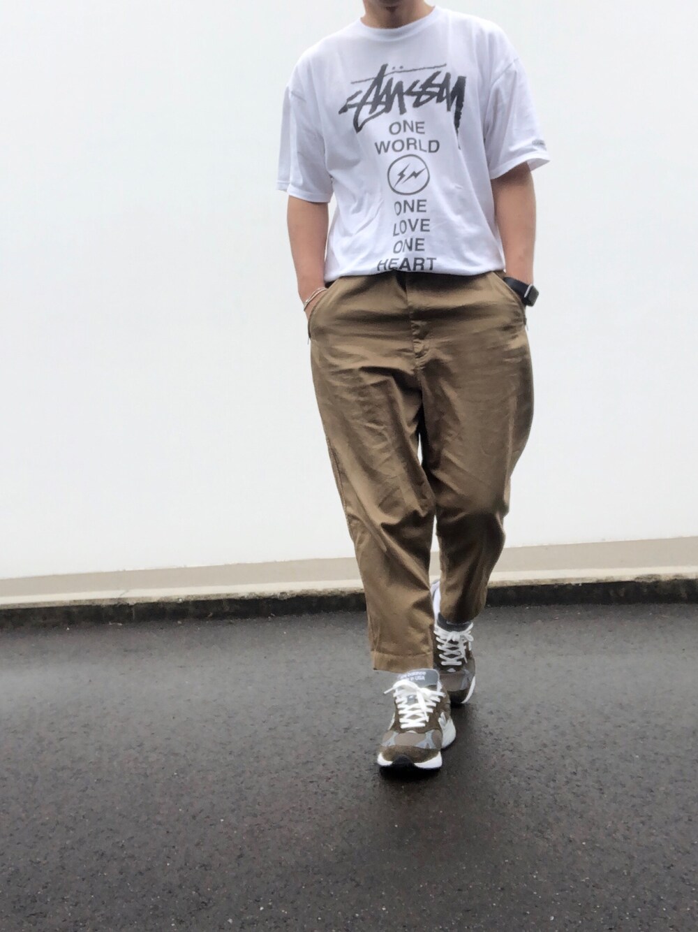 「stussy、fragmentdesign、COMME des GARCONS、New Balance、new balance 993、ニューバランス993、タックイン、カーキコーデ、ニューバランス、カーキ」｜「STUSSYのアイテム（Tシャツ/カットソー、ホワイト系）」を使った、hellocoordinateさん（メンズ・170cm）の夏コーディネートの1枚目の写真