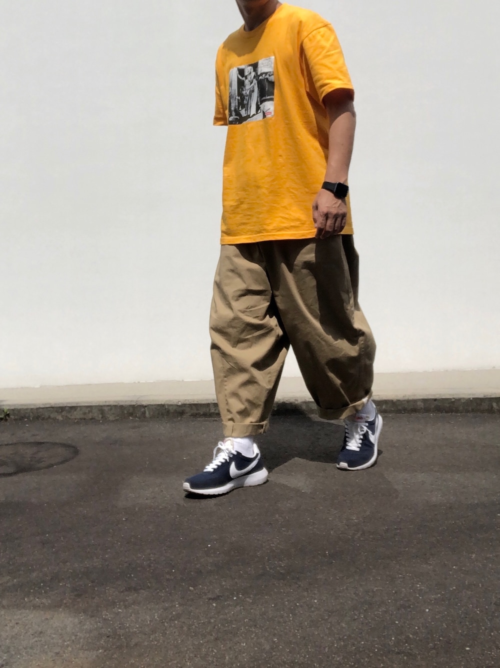 「supreme、シュプリーム、オレンジTシャツ、ワイドパンツ、ベージュパンツ、NIKE ROSHE LD1000、fragmentdesign、オーバーサイズ、ビックシルエット、ビッグシルエット」｜「Supreme のアイテム（Tシャツ/カットソー、オレンジ系）」を使った、hellocoordinateさん（メンズ・170cm）の夏コーディネートの1枚目の写真