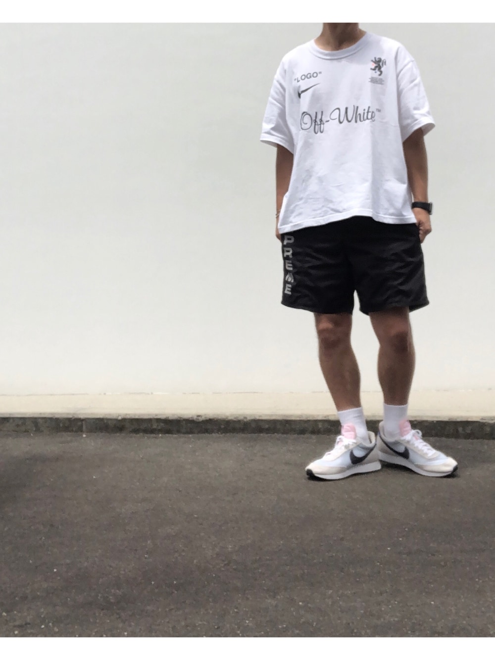 「NIKE off white、off white、オフホワイト、supreme、シュプリーム、ビックT、ビッグT、水着コーデ、ハーフパンツ、ショートパンツ」｜「off whiteのアイテム（Tシャツ/カットソー、ホワイト系）」を使った、hellocoordinateさん（メンズ・170cm）の夏コーディネートの1枚目の写真