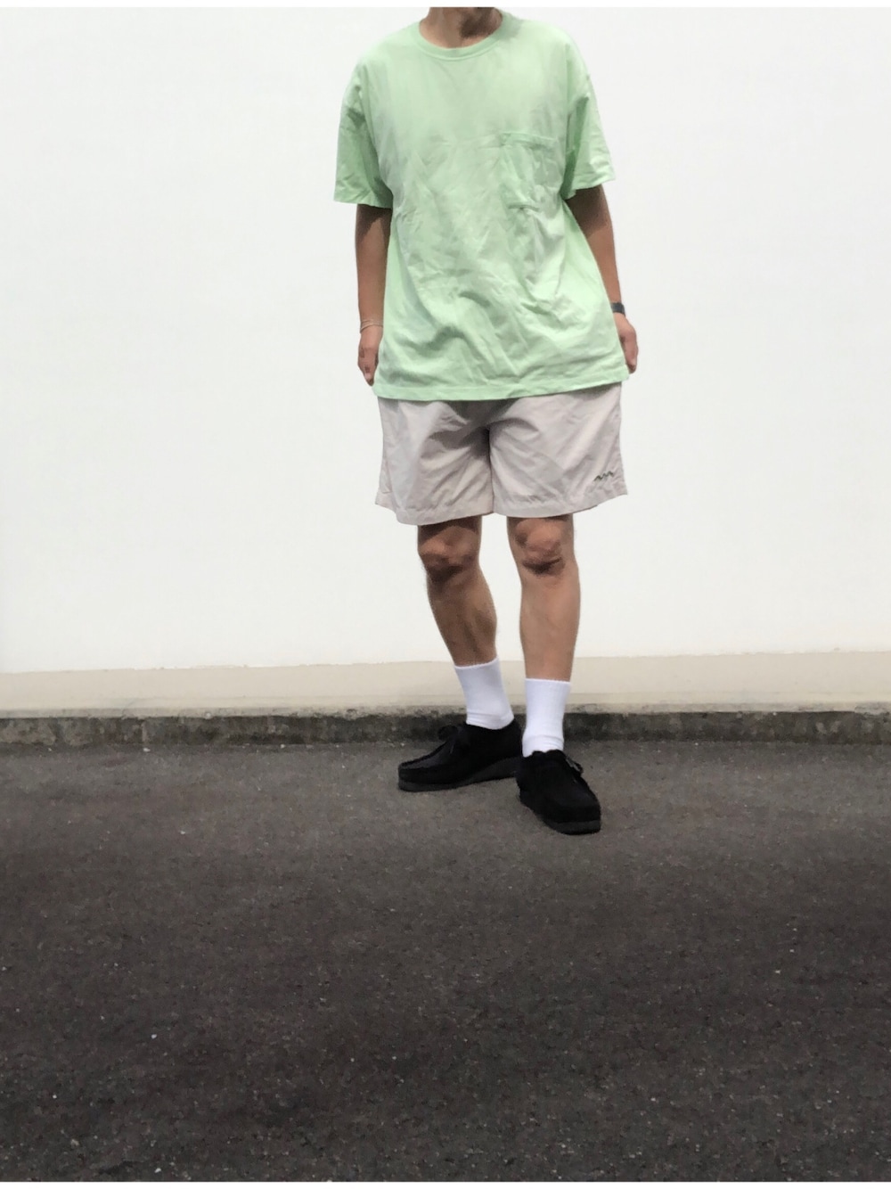 「UNUSED、アンユーズド、the good company、clarks、ワラビー、パステルカラー、パステルコーデ、短パン、ハーフパンツ、シヨートパンツ」｜「UNUSEDのアイテム（Tシャツ/カットソー、グリーン系）」を使った、hellocoordinateさん（メンズ・170cm）の夏コーディネートの1枚目の写真