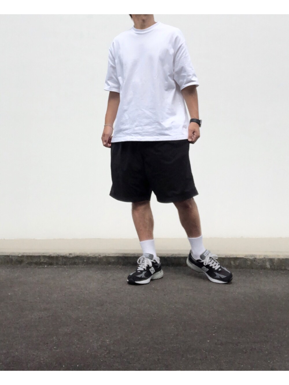 「so nakameguro、New Balance、new balance 993、ニューバランス、ニューバランス993、mr993bk、ハーフパンツ、ショートパンツ、モノトーン、ブラックコーデ」｜「so nakameguroのアイテム（Tシャツ/カットソー、ホワイト系）」を使った、hellocoordinateさん（メンズ・170cm）の夏コーディネートの1枚目の写真