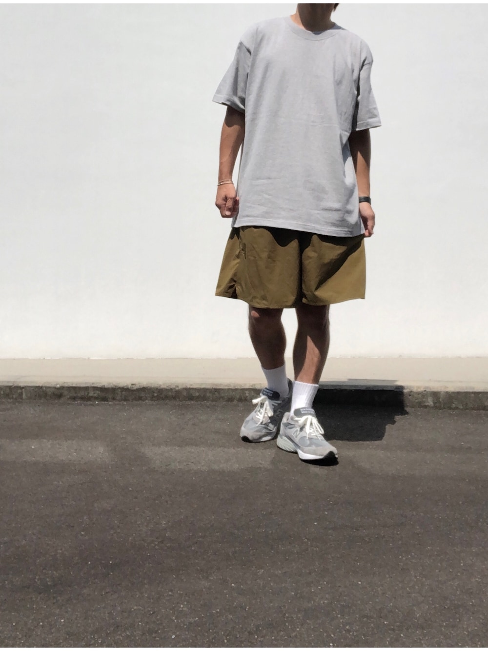 グレー系のTシャツ/カットソー、グリーン系のその他パンツ、グレー系のスニーカーを着用したメンズの夏コーディネートの1枚目の写真