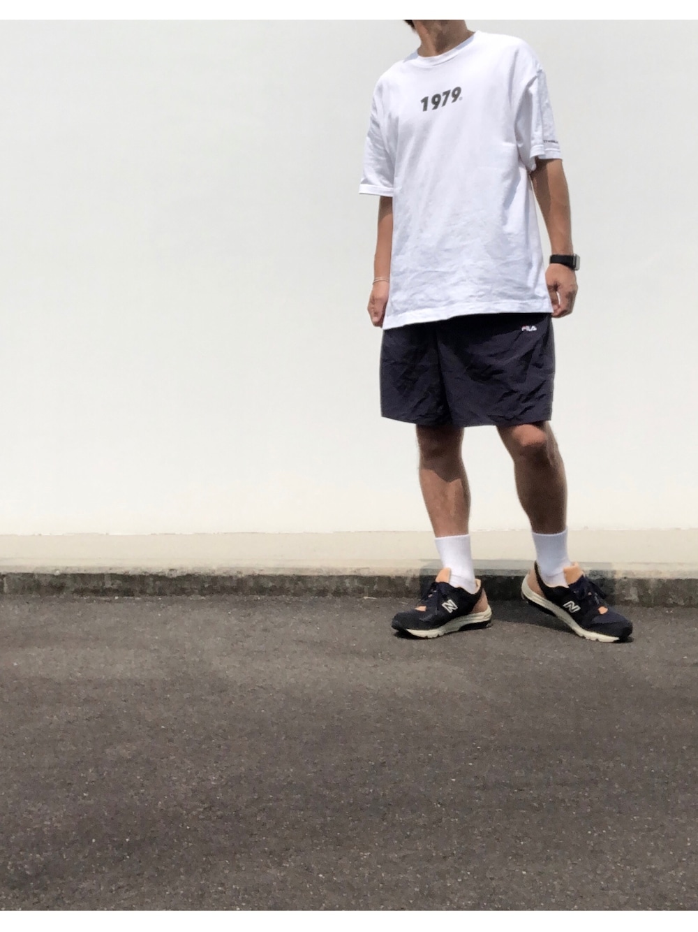 「youthloser、youth loser 1997、FILA、BEAUTY&YOUTH UNITED ARROWS、New Balance、new balance 1700、ニューバランス、ニューバランス1700、ネイビーコーデ、ハーフパンツ」｜「YOUTH LOSERのアイテム（Tシャツ/カットソー、ホワイト系）」を使った、hellocoordinateさん（メンズ・170cm）の夏コーディネートの1枚目の写真