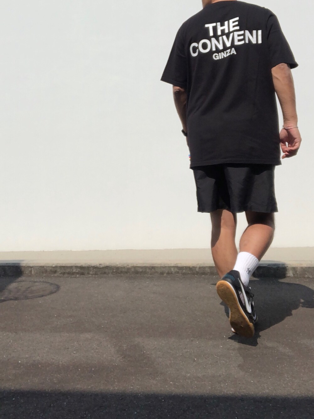 「the conveni、the good company、supreme、Supreme Nike、シュプリーム、オールブラック、ブラックコーデ、ワントーンコーデ、ショートパンツ、ハーフパンツ」｜「THE CONVENIのアイテム（Tシャツ/カットソー、ブラック系）」を使った、hellocoordinateさん（メンズ・170cm）の夏コーディネートの1枚目の写真