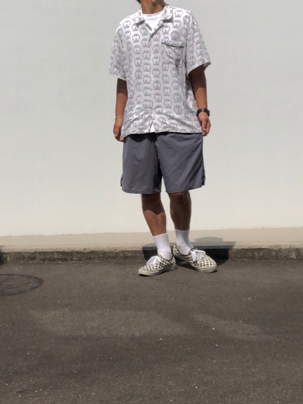 ホワイト系のシャツ/ブラウス、ブルー系のその他パンツ、ホワイト系のスニーカーを着用したメンズの夏コーディネートの1枚目の写真