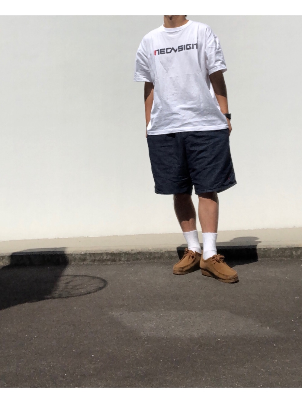 「neonsign、FILA、UNIVERSAL PRODUCTS、clarks、bootleg、ワラビー、デニムショートパンツ、白Tシャツ、デニムハーフパンツ、ショートパンツ」｜「NEONSIGNのNEON SIGN x FILA Official Bootleg T-shitrs（Tシャツ/カットソー、ホワイト系）」を使った、hellocoordinateさん（メンズ・170cm）の夏コーディネートの1枚目の写真