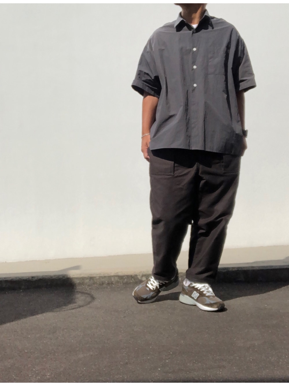 グレー系のシャツ/ブラウス、グリーン系のパンツ、グリーン系のスニーカーを着用したメンズの秋コーディネートの1枚目の写真