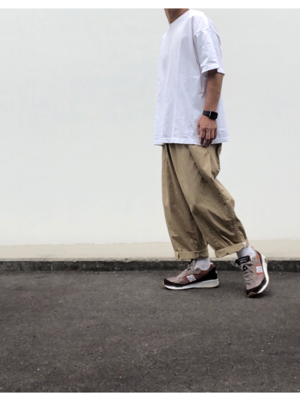 「mine、ダブルタップス、wtaps、New Balance、new balance 991.5、ニューバランス、ニューバランス991.5、M9915FT、ベージュパンツ、ワイドパンツ」｜「MYneのアイテム（Tシャツ/カットソー、ホワイト系）」を使った、hellocoordinateさん（メンズ・170cm）の秋コーディネートの1枚目の写真