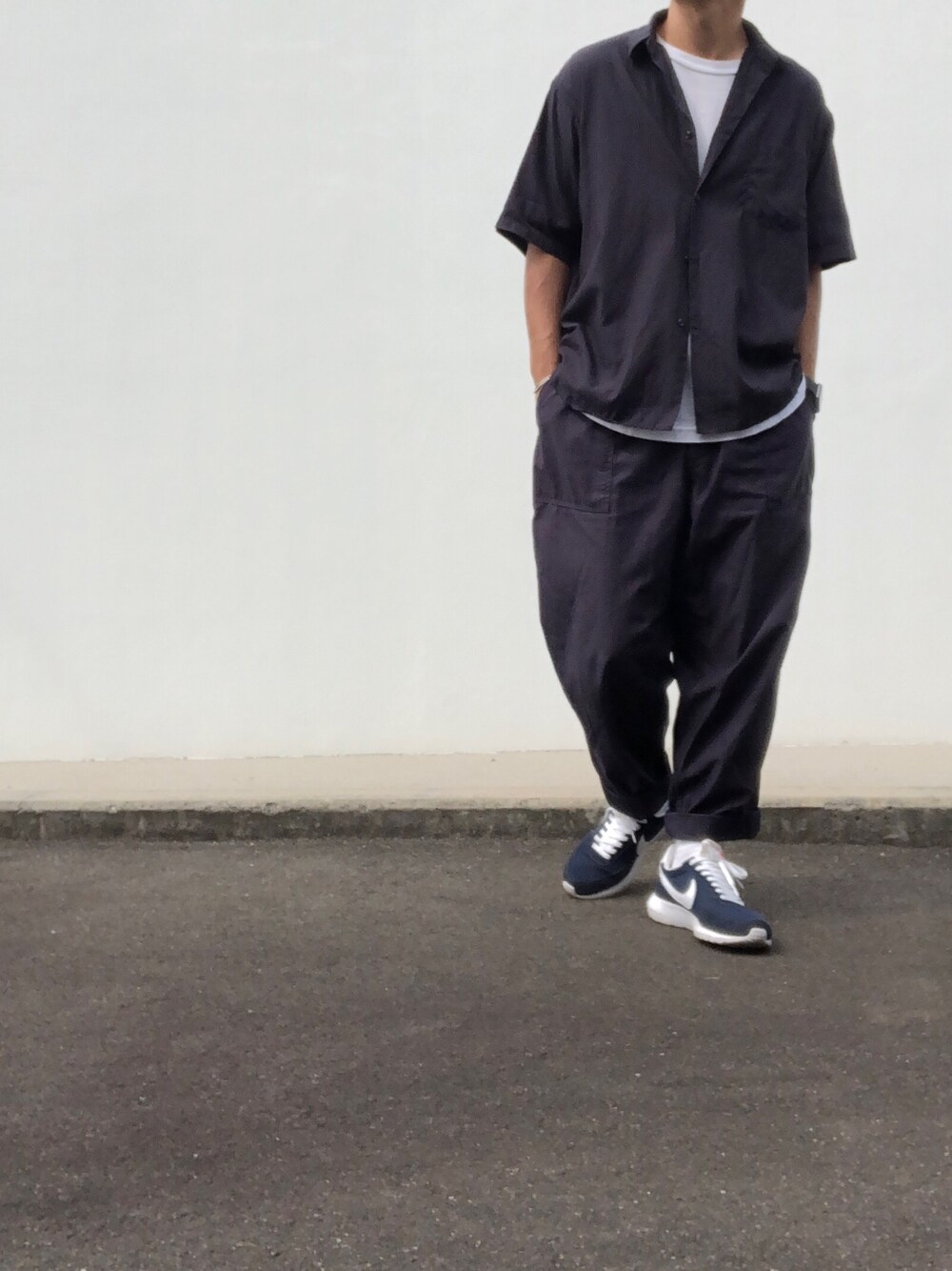 「URBAN RESEARCH、COMOLI、ベイカーパンツ、fragmentdesign、NIKE ROSHE LD1000、オールネイビー、ネイビーコーデ、ネイビー、ワントーンコーデ、半袖シャツ」｜「COMOLIのアイテム（Tシャツ/カットソー、ホワイト系）」を使った、hellocoordinateさん（メンズ・170cm）の秋コーディネートの1枚目の写真