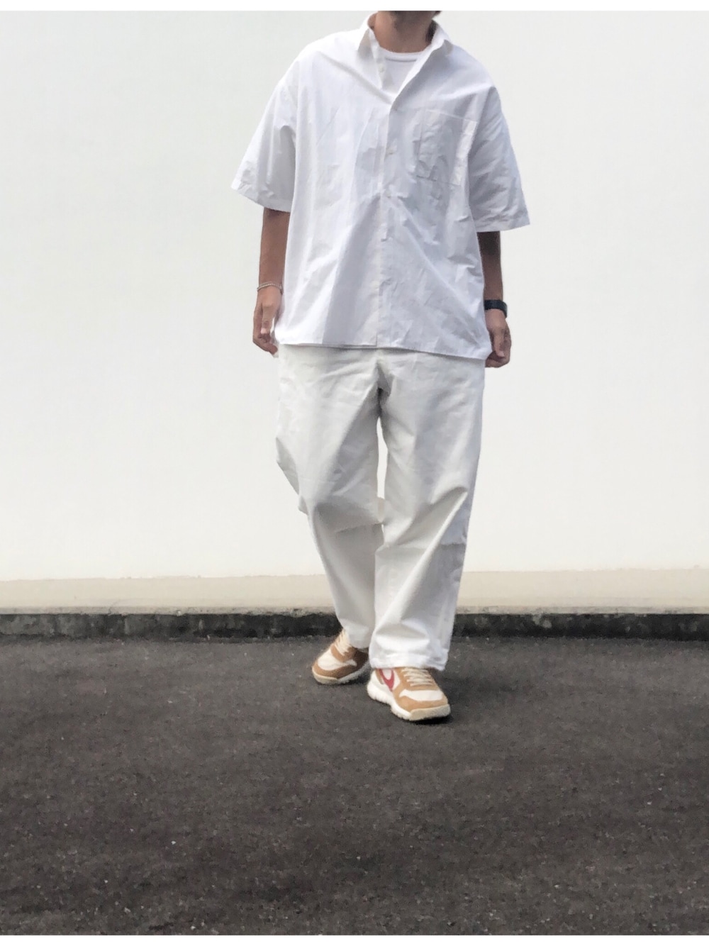 ホワイト系のシャツ/ブラウス、ホワイト系のデニムパンツ、ベージュ系のスニーカーを着用したメンズの秋コーディネートの1枚目の写真