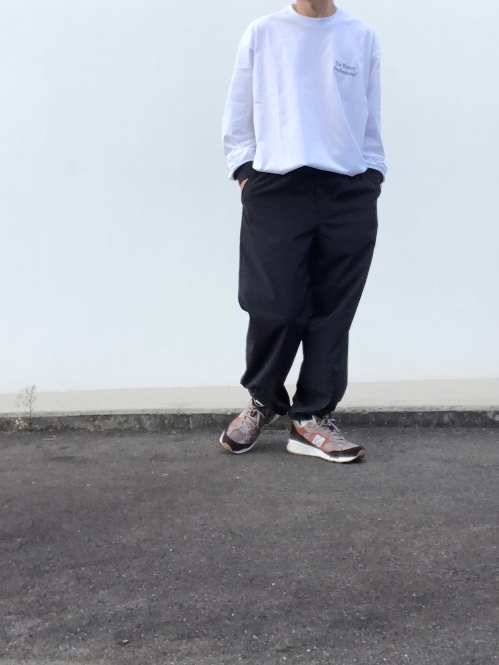 「ennoy、エンノイ、so nakameguro、トラックパンツ、タックイン、New Balance、new balance 991.5、ニューバランス991.5、ニューバランス、M9915FT」｜「ennoyのアイテム（Tシャツ/カットソー、ホワイト系）」を使った、hellocoordinateさん（メンズ・170cm）の秋コーディネートの1枚目の写真
