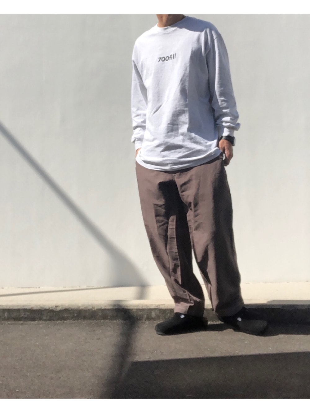 グレー系のTシャツ/カットソー、グリーン系のパンツ、ブラック系のサンダルを着用したメンズの秋コーディネートの1枚目の写真