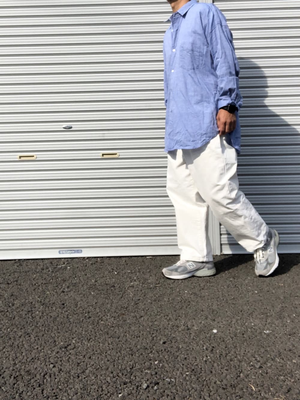 ブルー系のシャツ/ブラウス、ホワイト系のデニムパンツ、グレー系のスニーカーを着用したメンズの秋コーディネートの1枚目の写真