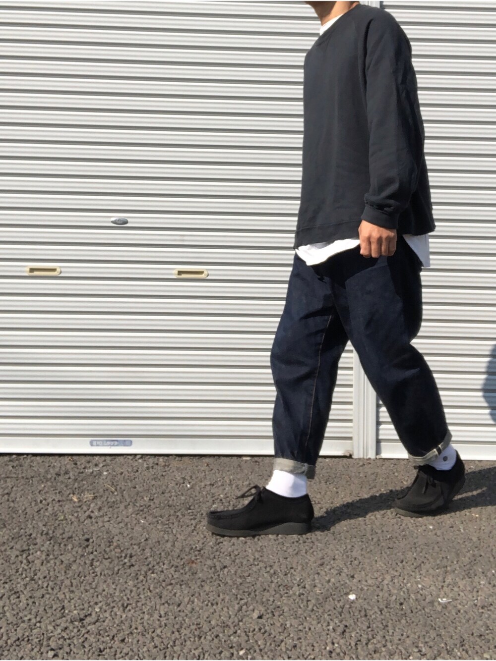 「wearhalloween2020、bukht、トレーナー、スウェット、neonsign、レイヤードスタイル、ワイドデニム、ワイドパンツ、clarks、ワラビー」｜「bukhtのbukht CCY CN SWEAT（スウェット、ブラック系）」を使った、hellocoordinateさん（メンズ・170cm）の秋コーディネートの1枚目の写真