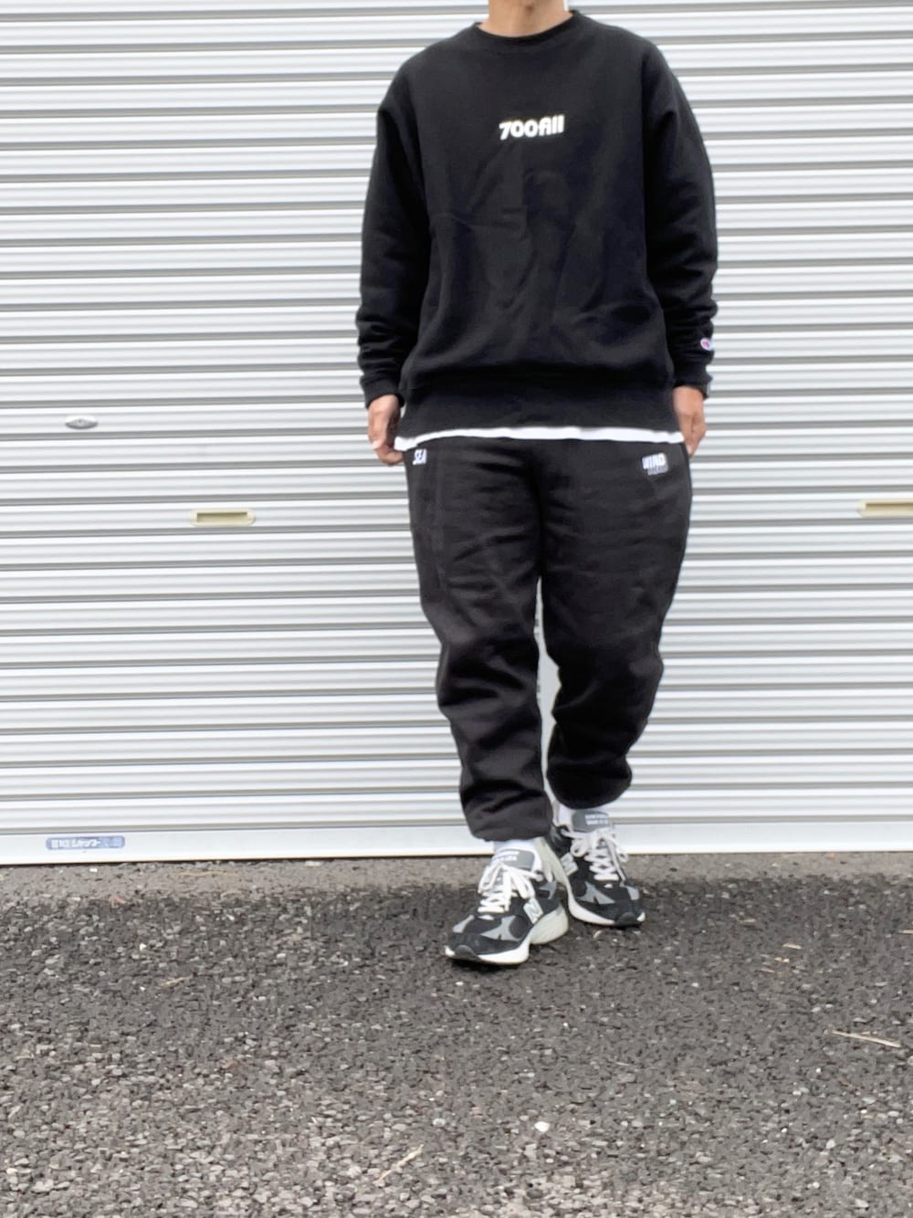 ブラック系のスウェット、ブラック系のスウェット、ブラック系のスウェットパンツを着用したメンズの秋コーディネートの1枚目の写真