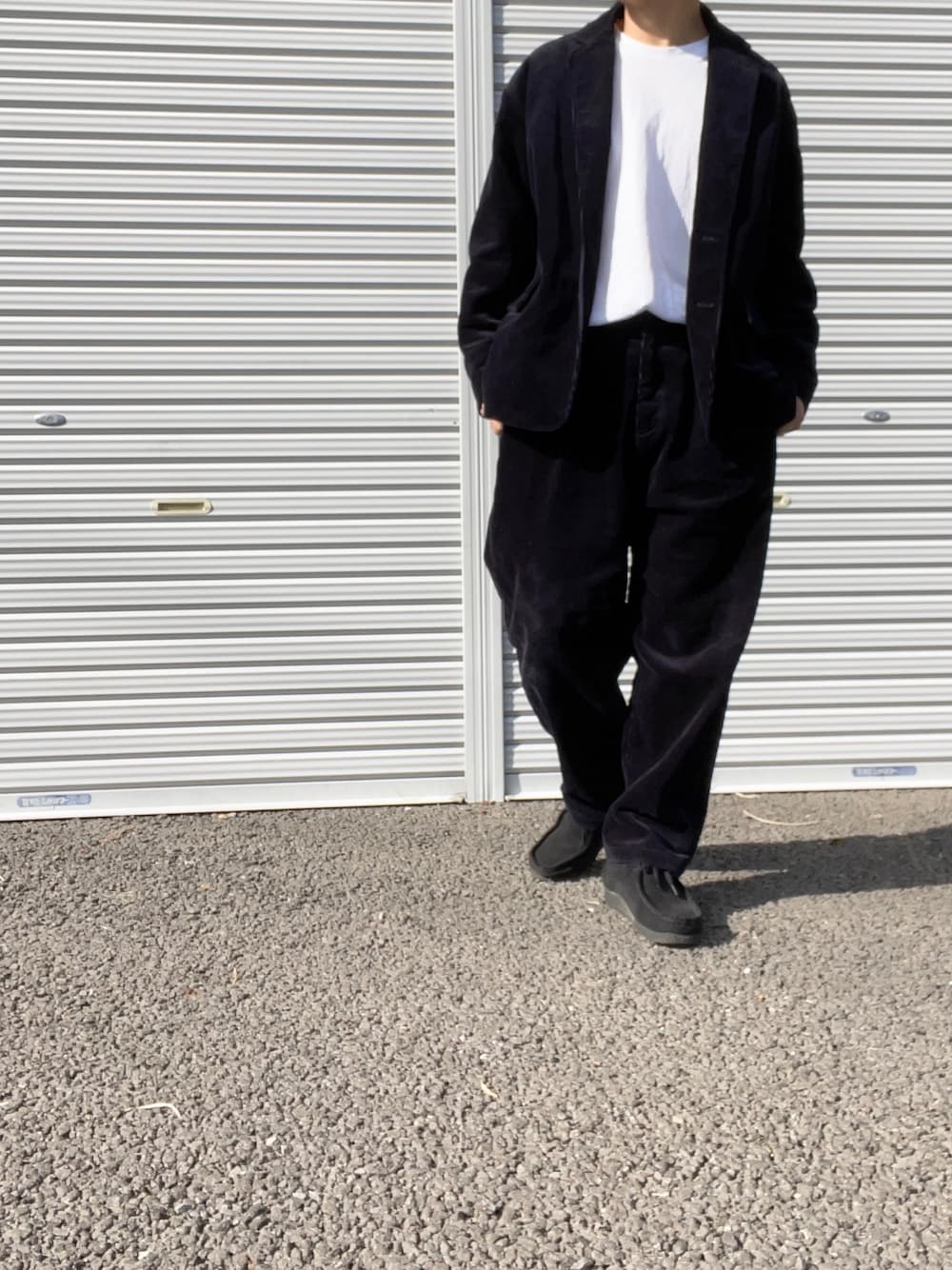 「FREAK’Ｓ STORE、セットアップ、コーデュロイ、コーデュロイセットアップ、コーデュロイパンツ、コーデュロイジャケット、wtaps、clarks、ワラビー、ワントーンコーデ」｜「WTAPSのアイテム（Tシャツ/カットソー、ホワイト系）」を使った、hellocoordinateさん（メンズ・170cm）の秋コーディネートの1枚目の写真