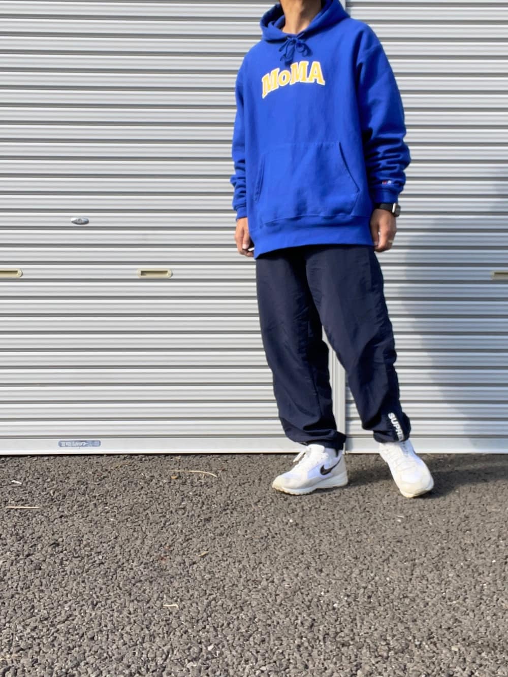 「MoMA、Champion、チャンピオン パーカー、フーディー、パーカー、ナイロンパンツ、トラックパンツ、supreme、fear of god、fear of god × NIKE」｜「MOMAのアイテム（パーカー、ブルー系）」を使った、hellocoordinateさん（メンズ・170cm）の秋コーディネートの1枚目の写真