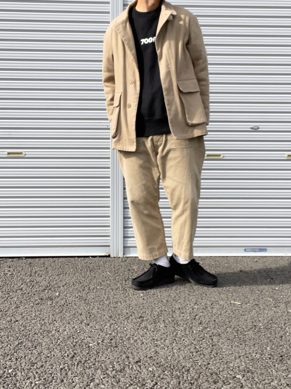 ベージュ系のジャケット/アウター、ブラック系のスウェット、ブラック系のスウェットを着用したメンズの冬コーディネートの1枚目の写真