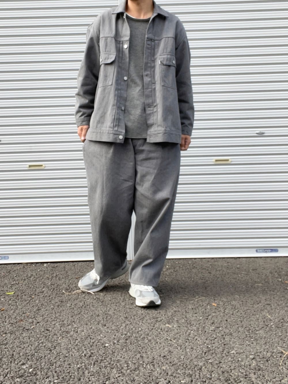 「graphpaper、AUGUSTE PRESENTATION、MR993GL、デニムオンデニム、デニムジャケット、年末WEAR感謝祭、Gジャン、セットアップ、オールグレー、ワントーンコーデ」｜「AUGUSTE PRESENTATIONのアイテム（ニット/セーター、グレー系）」を使った、hellocoordinateさん（メンズ・170cm）の冬コーディネートの1枚目の写真