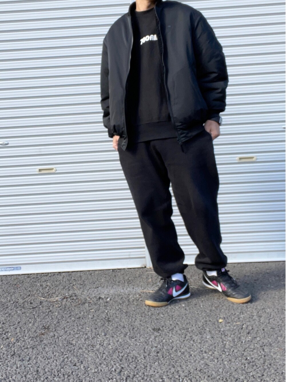 ブラック系のスウェット、ブラック系のスウェット、ブラック系のMA-1を着用したメンズの冬コーディネートの1枚目の写真