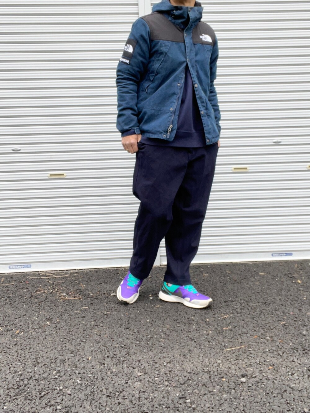 「Supreme x The North Face、supreme、シュプリーム、THE NORTH FACE、700fillpower、COMME des GARCONS、Nike Pegasus、ネイビーコーデ、マウンテンパーカー、ノースフェイス」｜「700fillのアイテム（スウェット、ブルー系）」を使った、hellocoordinateさん（メンズ・170cm）の冬コーディネートの1枚目の写真