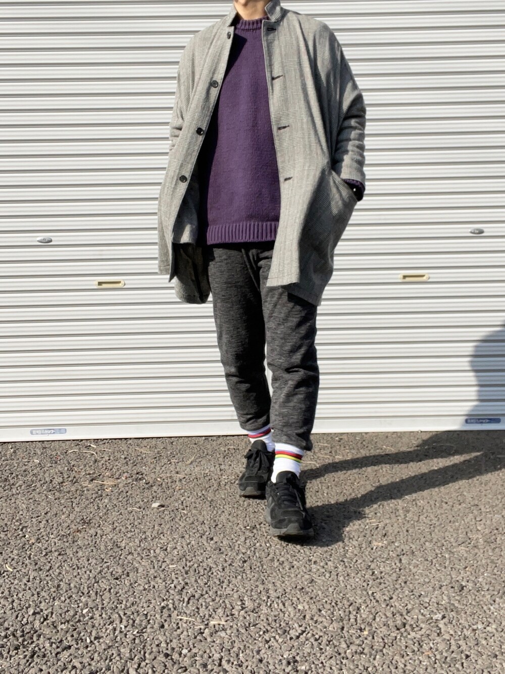 「SETTO、crepuscule、グレンチェック、グレンチェックコート、ニットパンツ、ラインソックス、ソックスイン、ニューバランス、グレーコート、Noah」｜「crepusculeのアイテム（ニット/セーター、パープル系）」を使った、hellocoordinateさん（メンズ・170cm）の冬コーディネートの1枚目の写真
