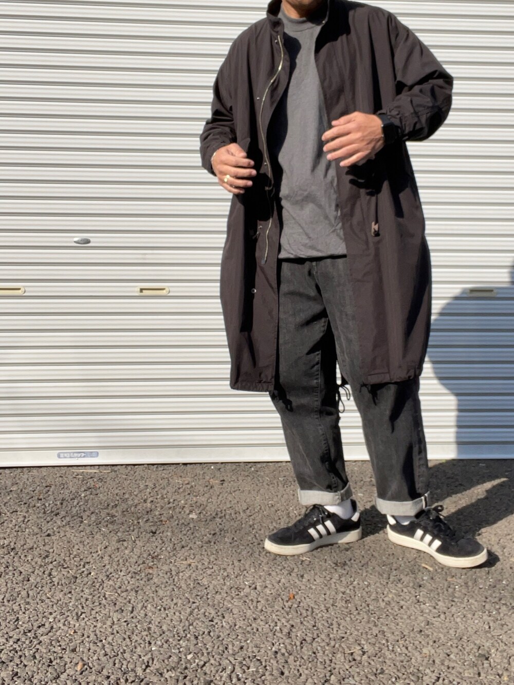 「私の推しブランド、ALLUMER、ミリタリー、ミリタリージャケット、ミリタリーコーデ、M65、ブラックデニム、adidas CAMPUS80's、bukht、ワイドデニム」｜「AUGUSTE PRESENTATIONのアイテム（Tシャツ/カットソー、グレー系）」を使った、hellocoordinateさん（メンズ・170cm）の冬コーディネートの1枚目の写真